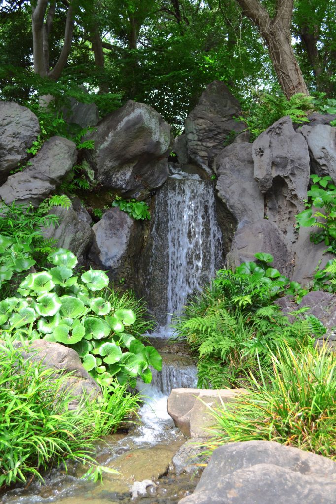 Une cascade dans la jardin oriental du Palais Impérial de Tokyo