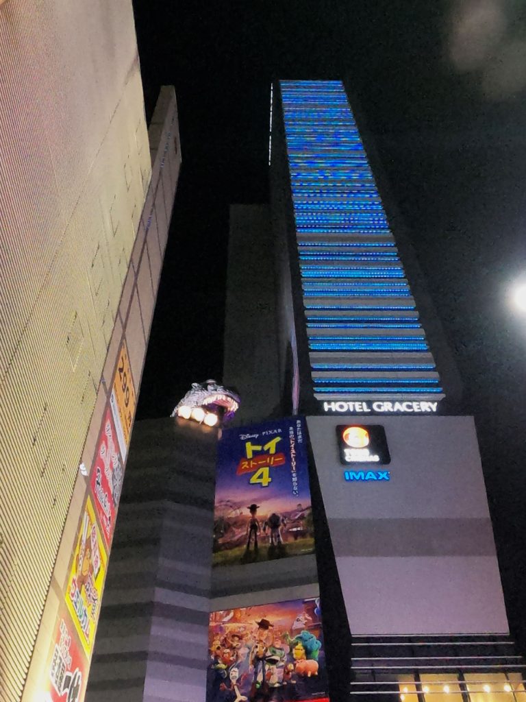 Une tête géante de Godzilla surplombe un cinéma de Shinjuku
