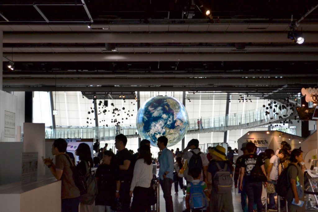 Le globe géant du Miraikan