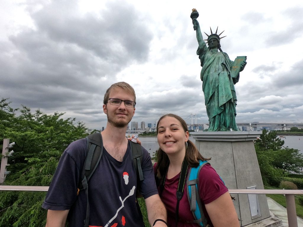 Selfie avec Stélie devant la statue de la liberté d'Odaiba