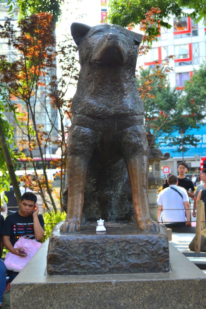 Stélie et Hachikō devant la gare de Shibuya