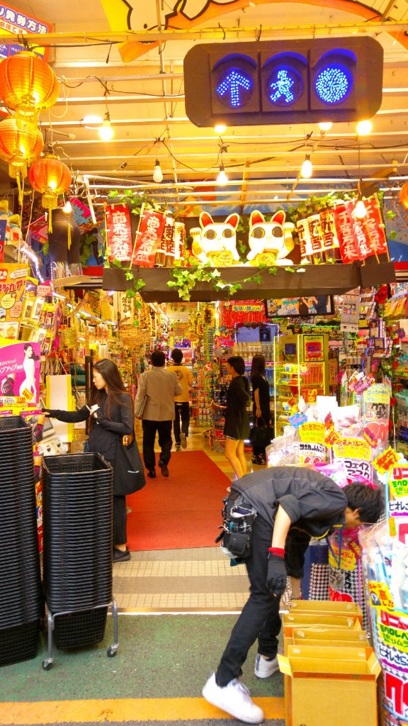 Un magasin (bazar ?) très coloré