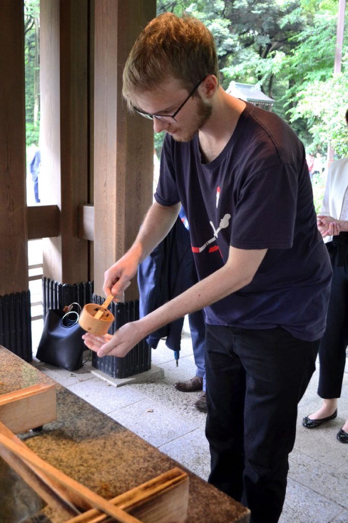 Rituel de purification avant d'entrer dans le Meiji-jingu