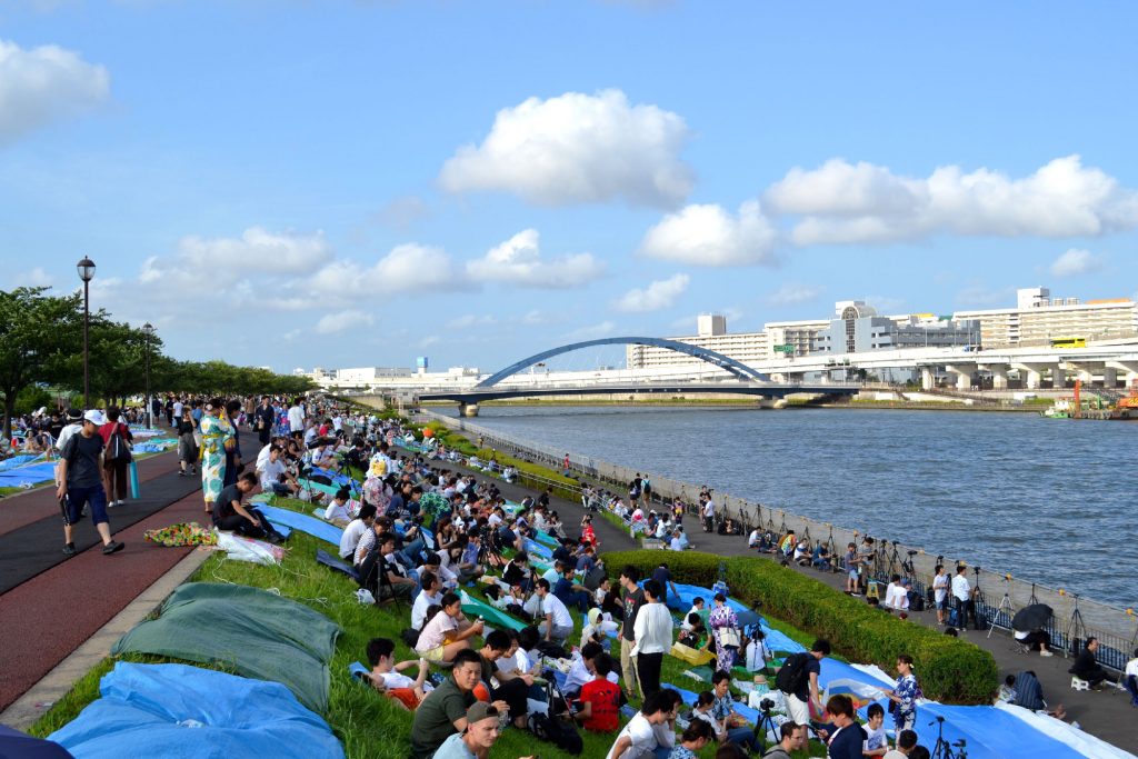 La foule attendant les feux d'artifice de la rivière Sumida