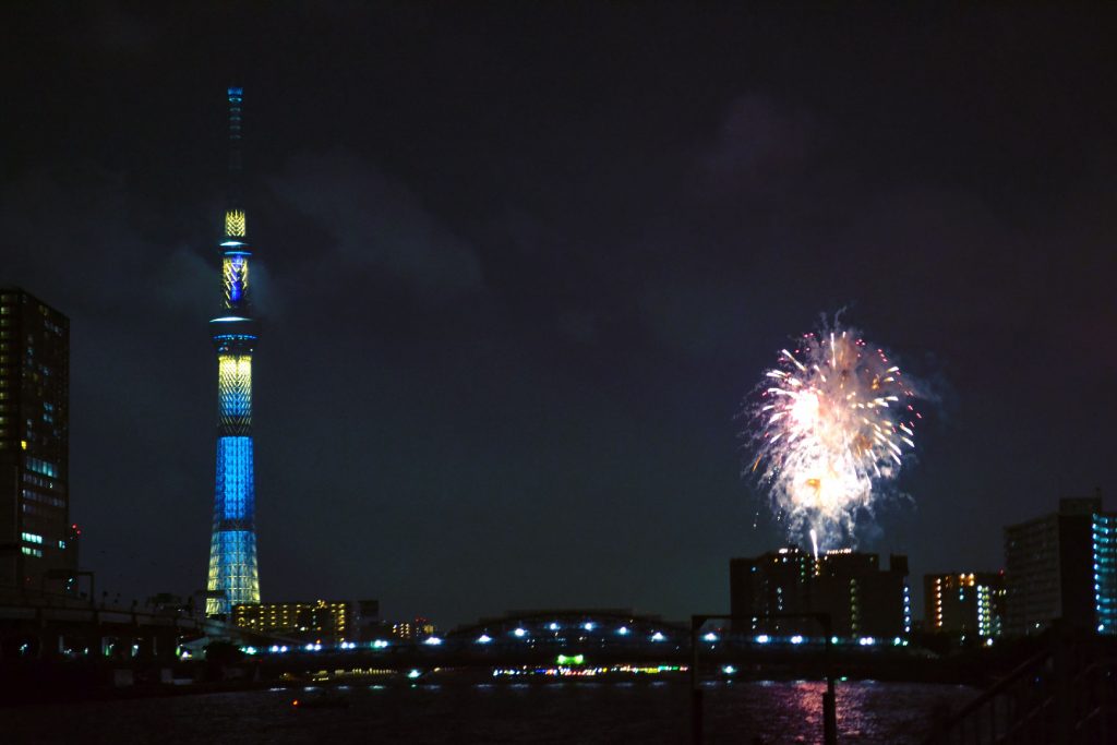 Les feux d'artifice de la rivière Sumida et la Tokyo SkyTree