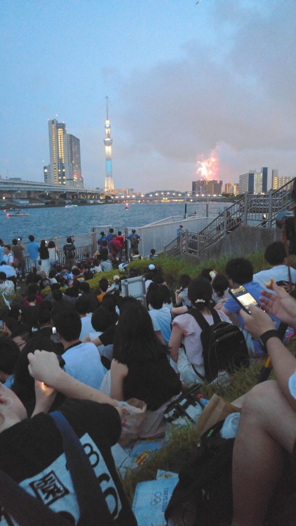 La foule, la Tokyo SkyTree et les feux d'artifice
