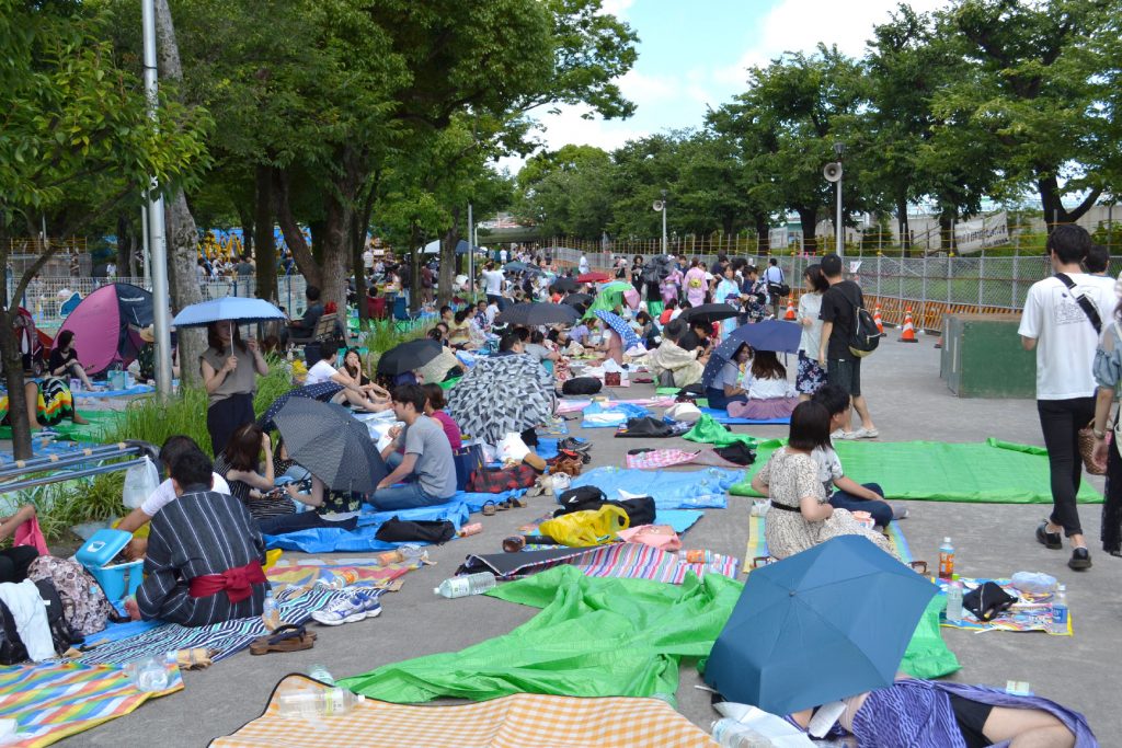 La foule attendant les feux d'artifice de la rivière Sumida