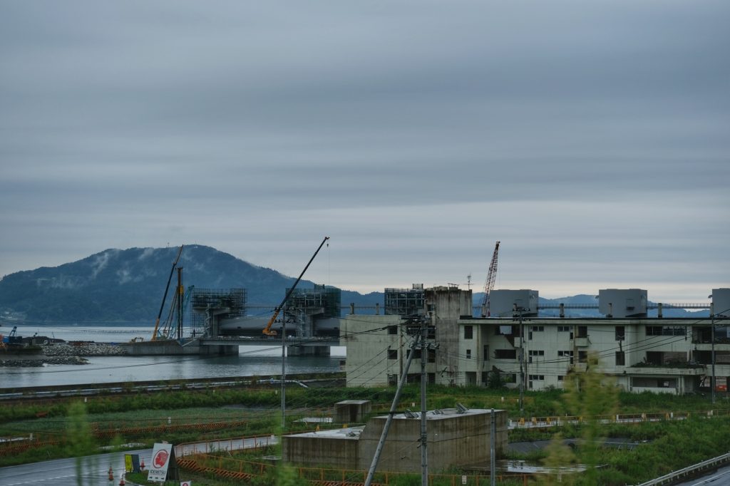 Bâtiment abandonné sur fond de construction à Rikuzen-Takata