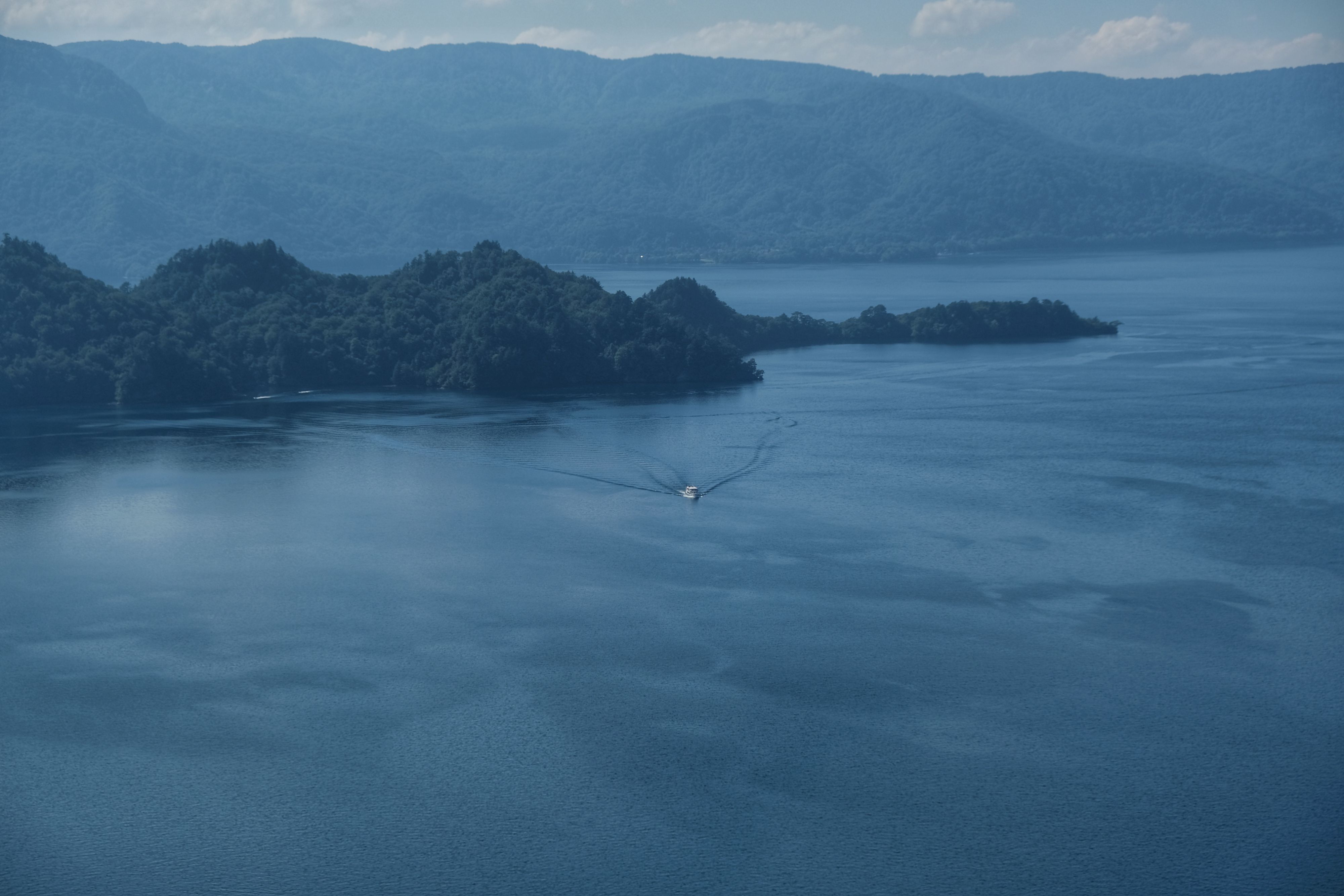 Un bateau sur le lac Towada