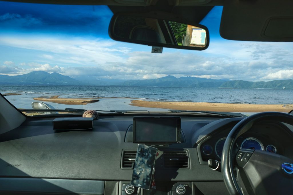Et on campait avec cette vue (dormi dans la voiture pour se protéger au maximum du vent froid)