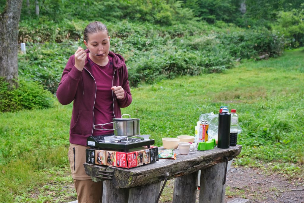 Préparation de la nourriture au camping