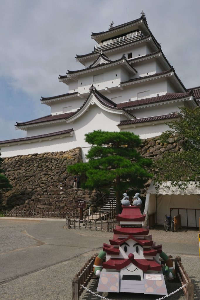 Le château d'Aizuwakamatsu et sa réplique souriante