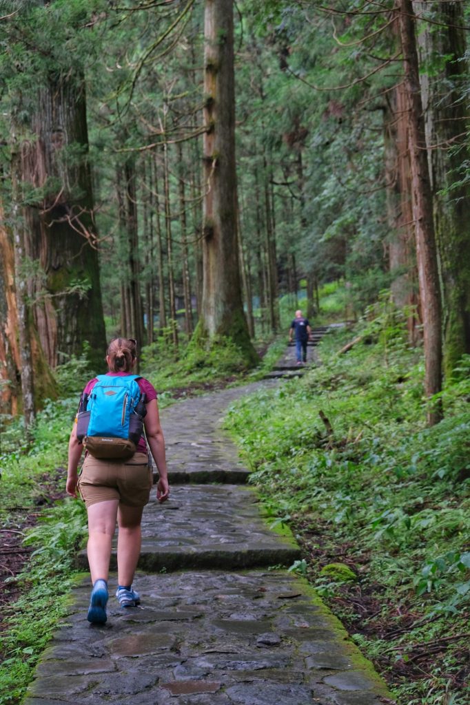 Sentier pour sortir des zones touristiques de Nikko