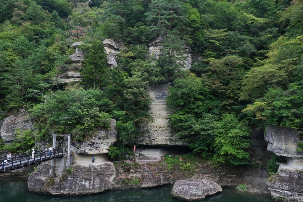 Le chemin le long de la falaise des gorges de To-no-Hetsuri