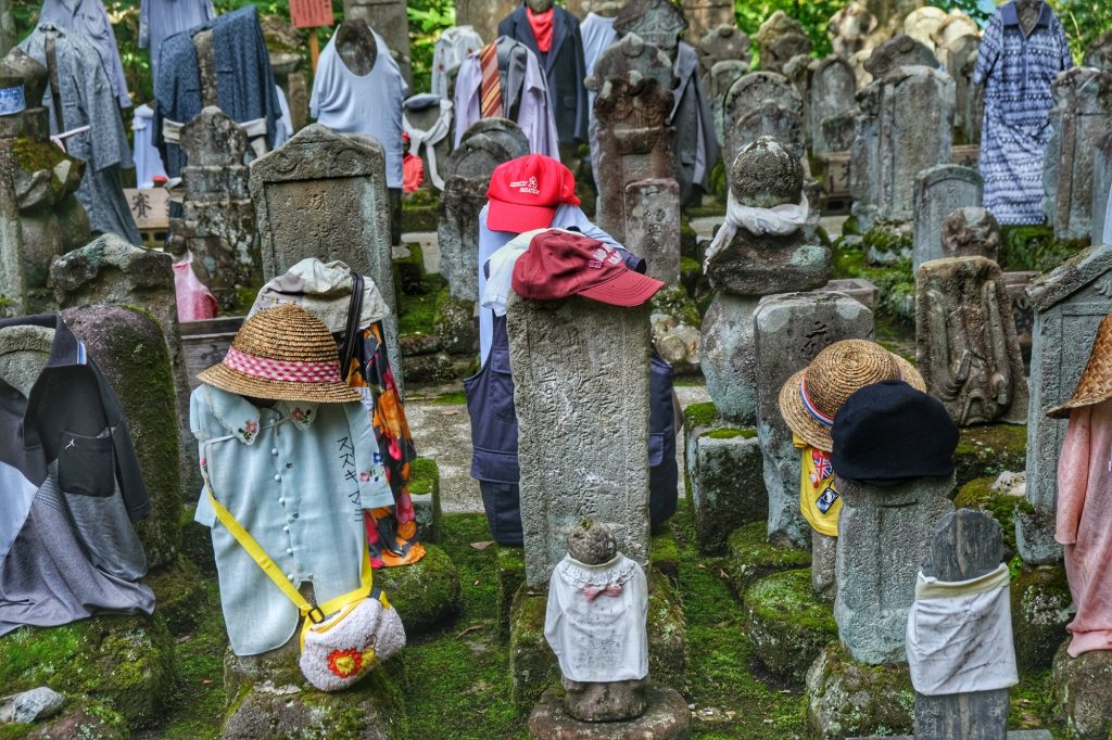 Le cimetière au sommet du Mont Haguro