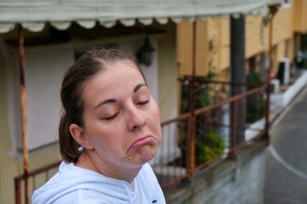 Claire blasée parce qu'on ne peut pas visiter le bouddha géant