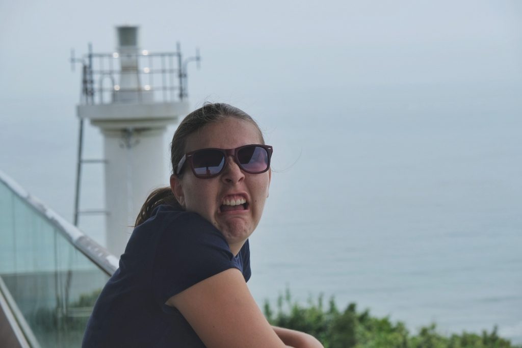 Claire grimace en observant l'océan