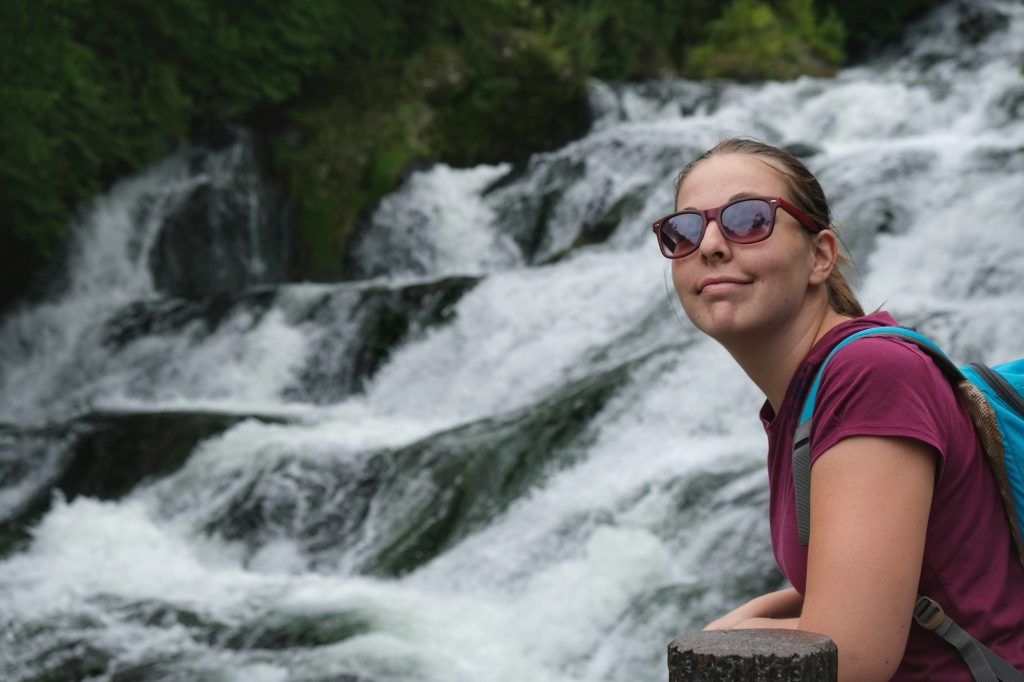 Claire heureuse devant les chutes de Ryuzu