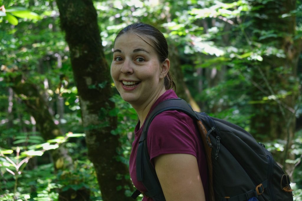 Claire est ravie de marcher le long de la rivière