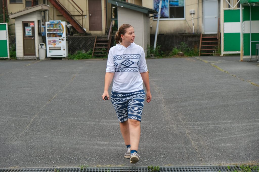 Claire marche d'un pas décidé pour quitter ce bouddha géant inaccessible
