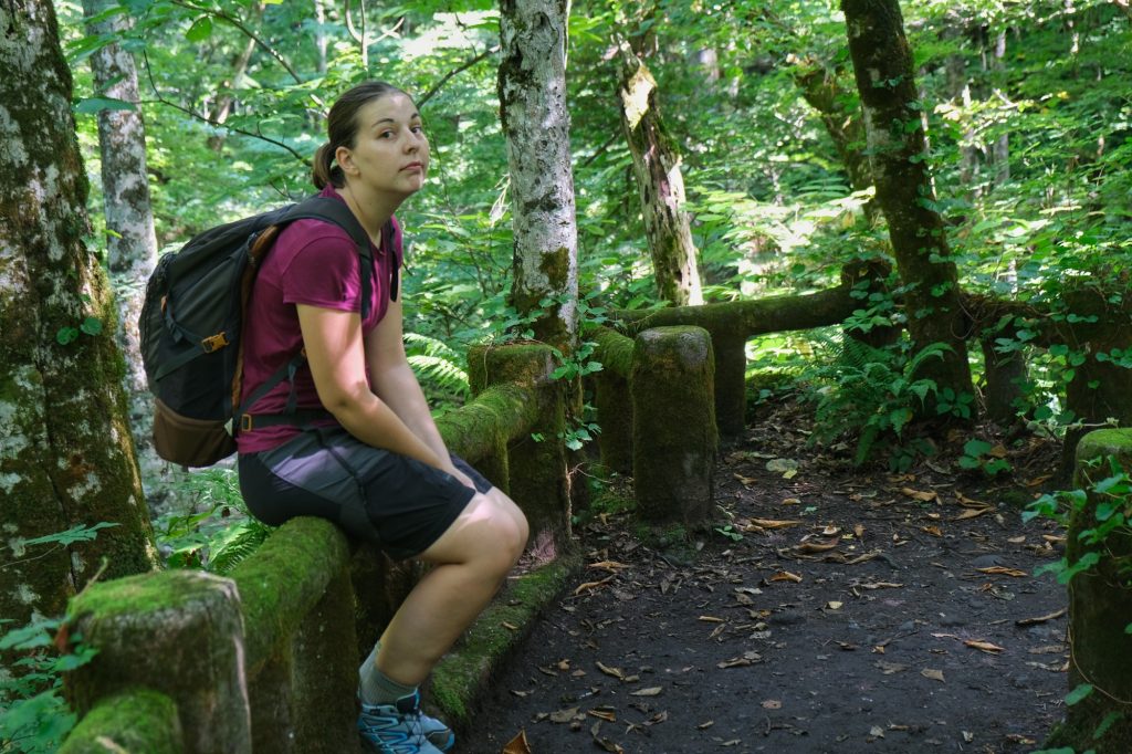 Claire fait une pause le long du sentier