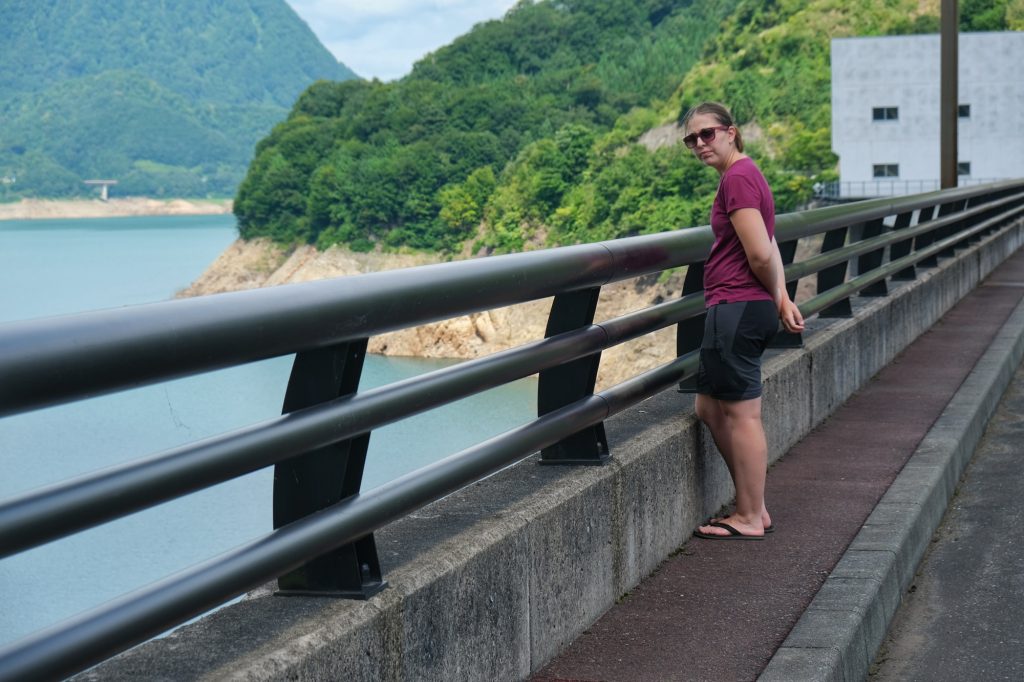 Claire est très soucieuse de ce barrage