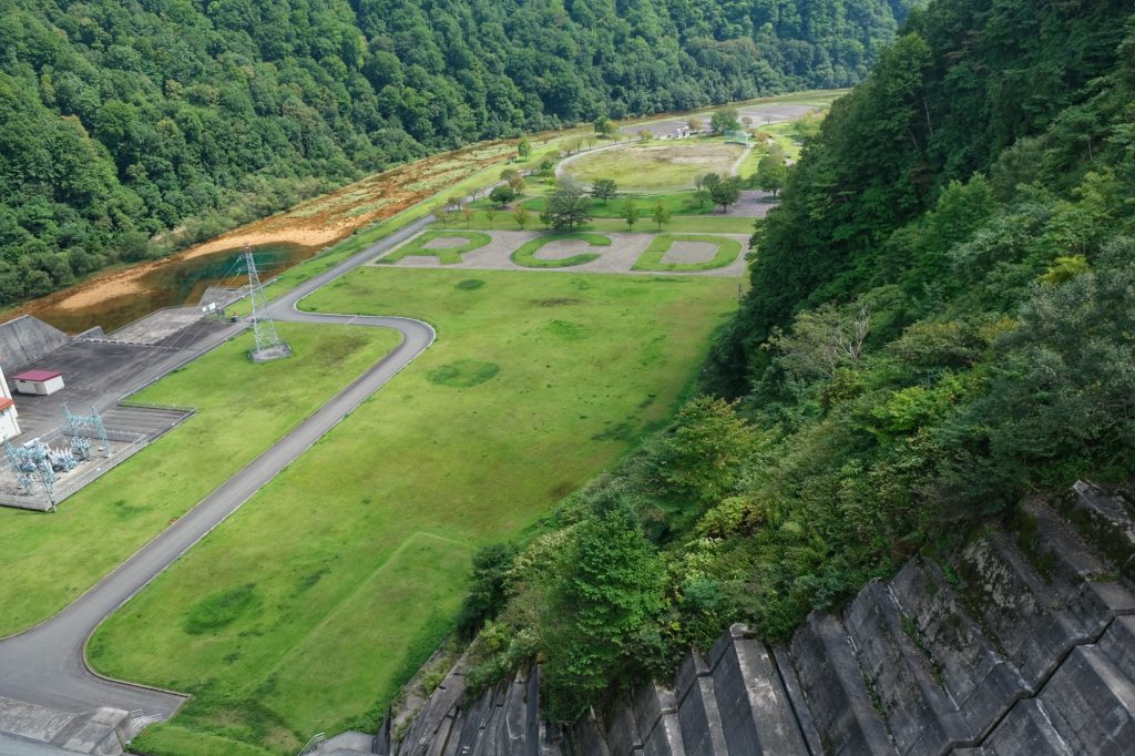 Contrebas du barrage de Tamagawa
