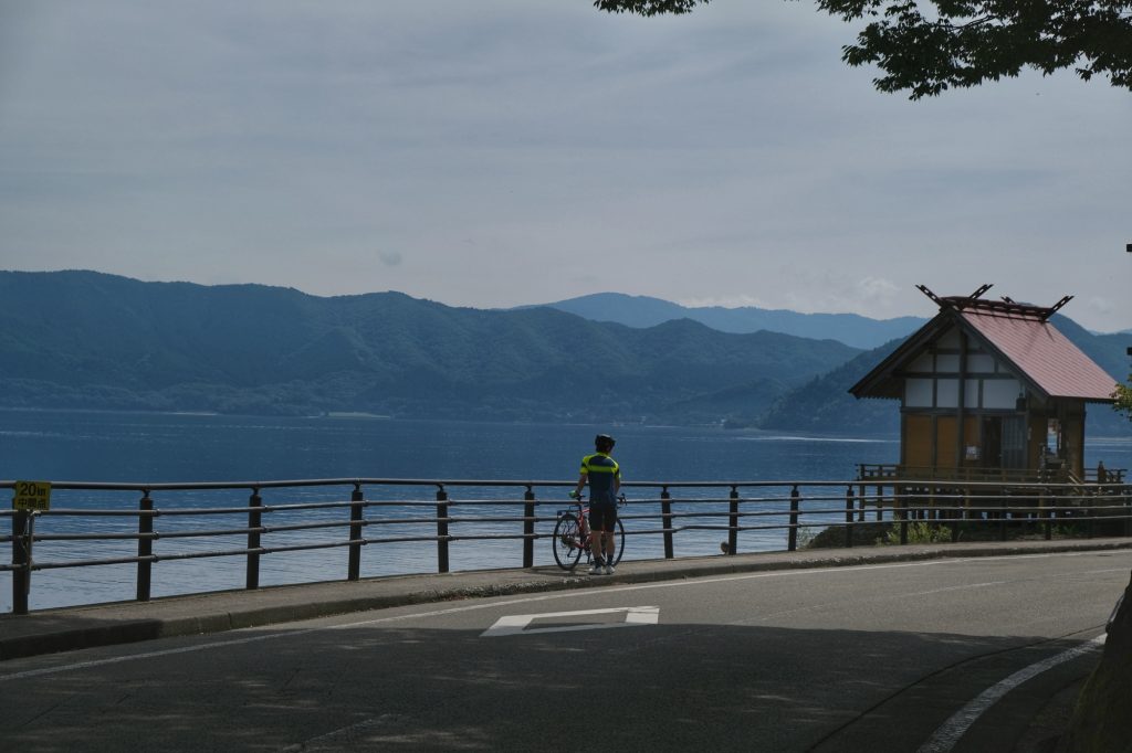 Un cycliste au bord du lac Tazawa