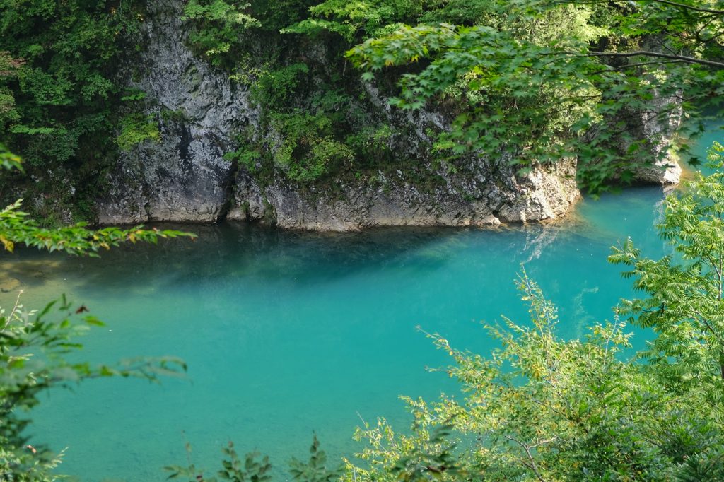 Les eaux magnifiques des gorges de Dakigaeri