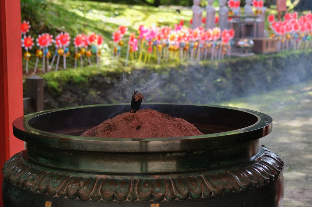 De l'encens brûle au temple du Haguro San