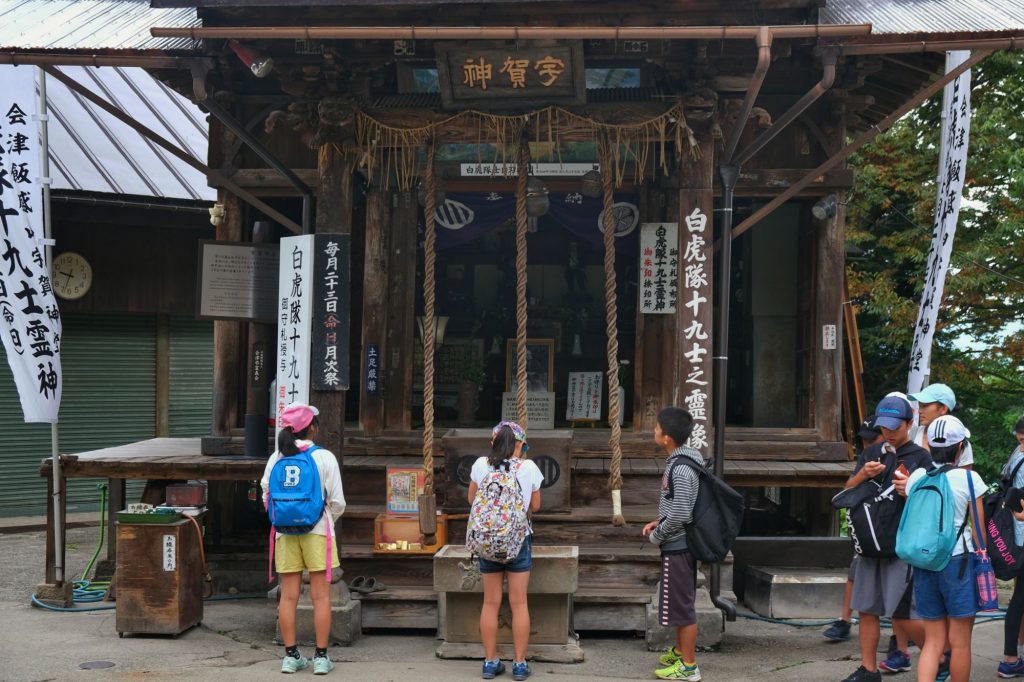 Des groupes d'enfants visitaient le temple et ses alentours