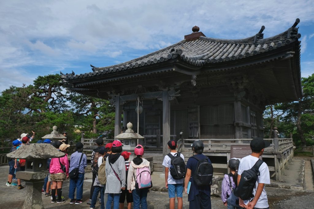 Des enfants visitent le temple de Godaido