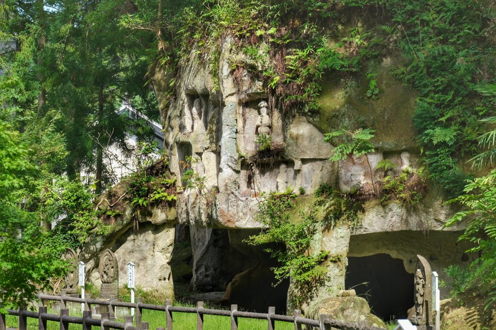 Les grottes devant le Zuigan-ji