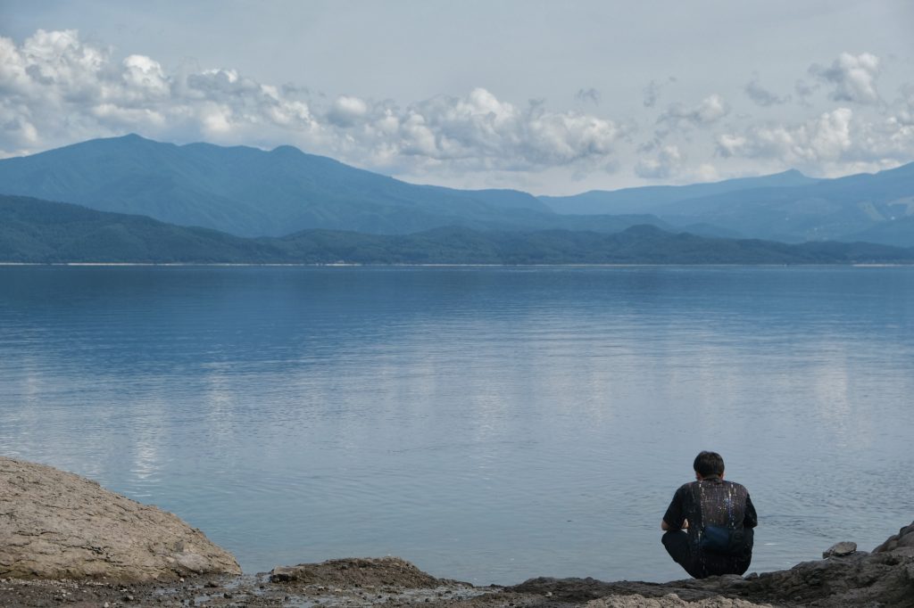 Un homme contemple les eaux du lac Tazawa
