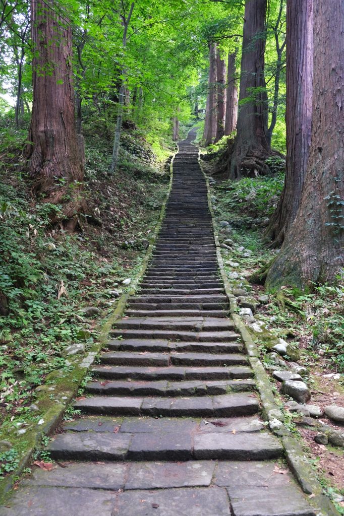 Les escaliers du Haguro San