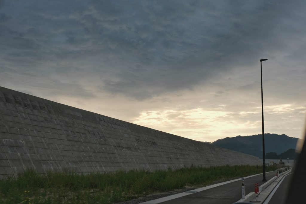 Des digues impressionnantes qui doivent protéger ces zones de futurs tsunamis