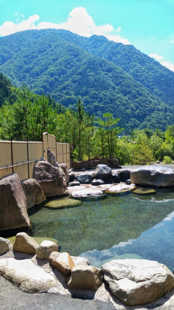 Un onsen, bain (très) chaud, avec vue sur les montagnes