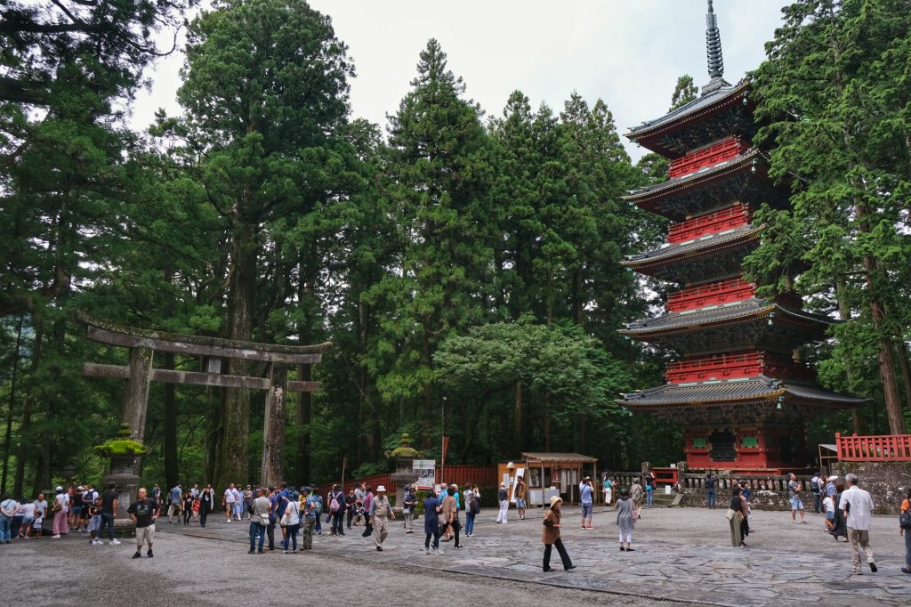 Les touristes devant la pagode du Toshogu