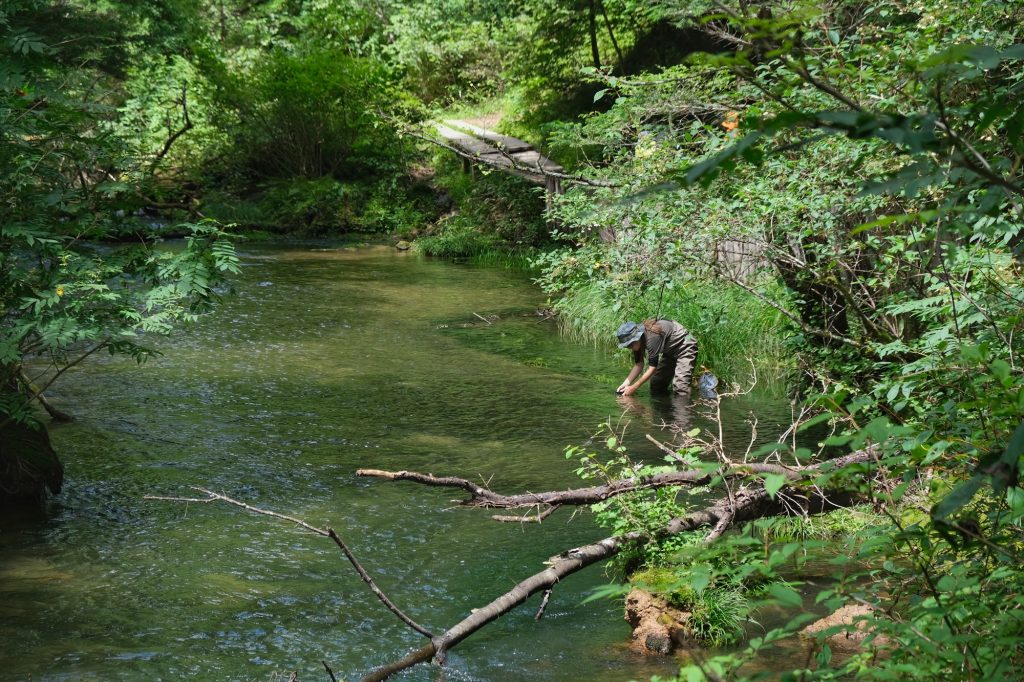 Un pêcheur dans la rivière Yu