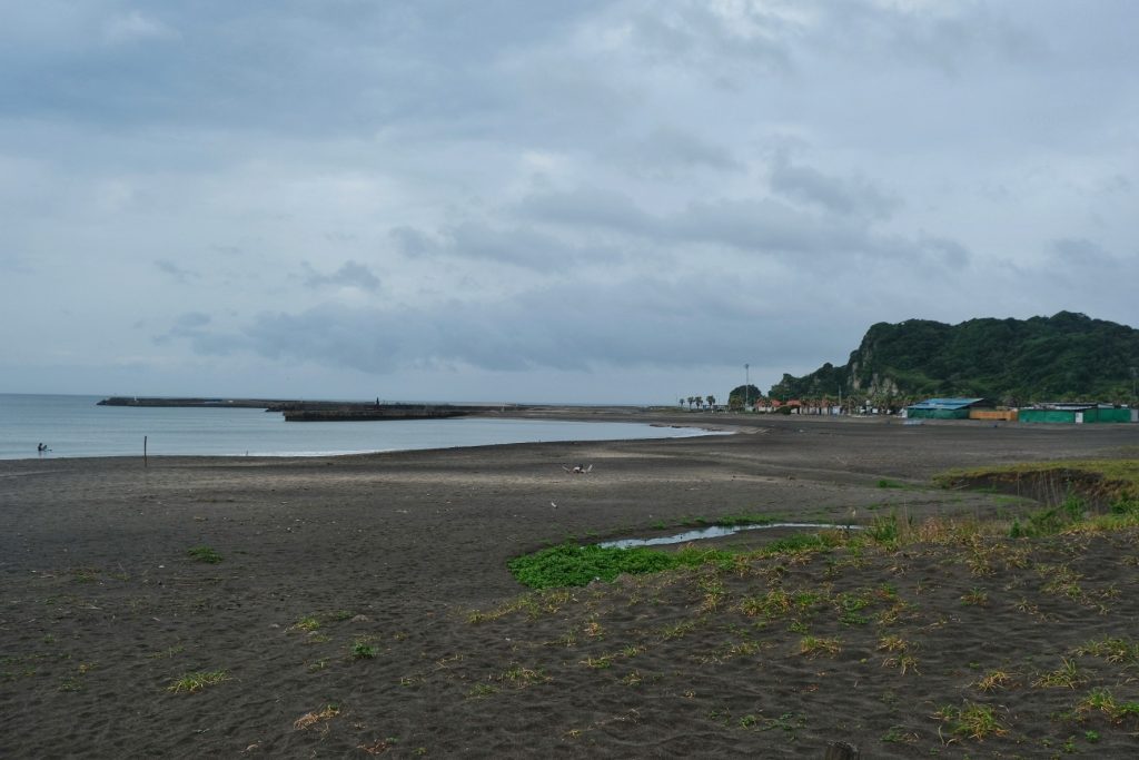 Une plage de la péninsule de Chiba dans la grisaille