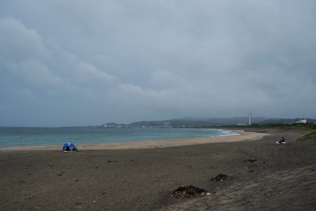 Une magnifique plage sous la pluie dans la péninsule de Chiba