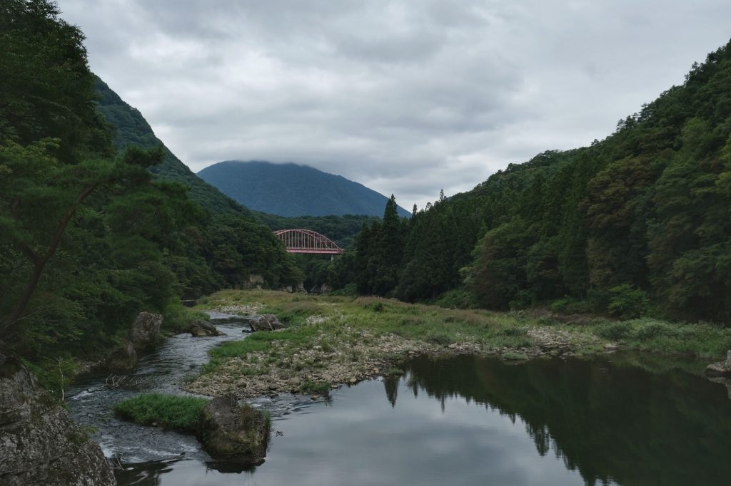 Un pont au loin depuis les gorges