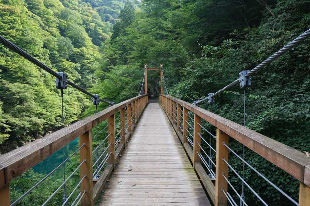 Un pont en bois surplombant les gorges de Dakigaeri