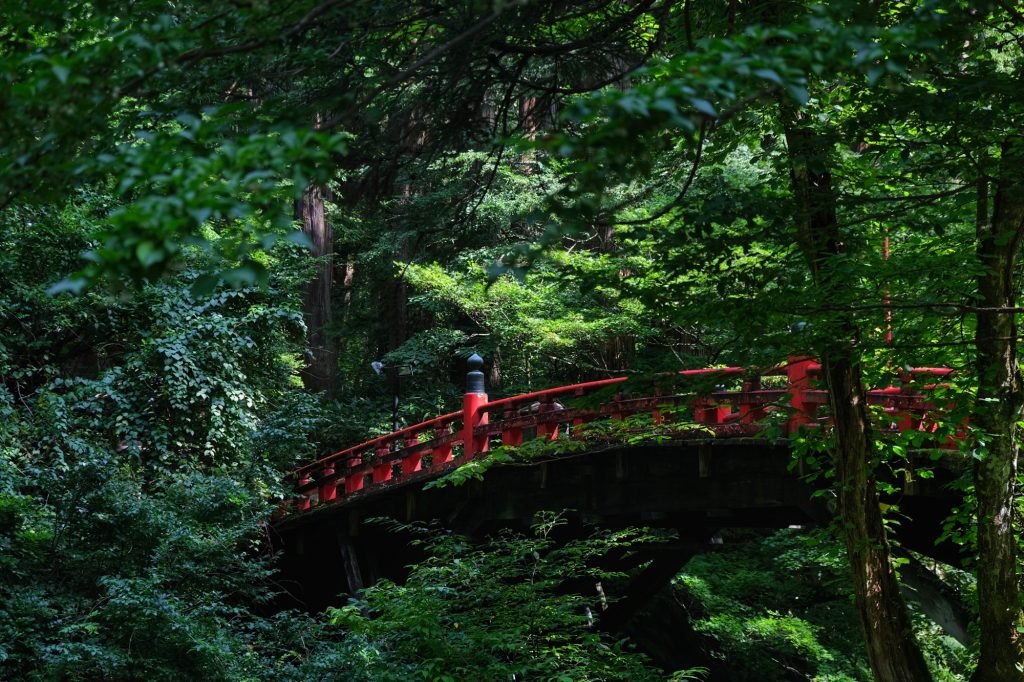 Le pont rouge au départ du sentier du Mont Haguro