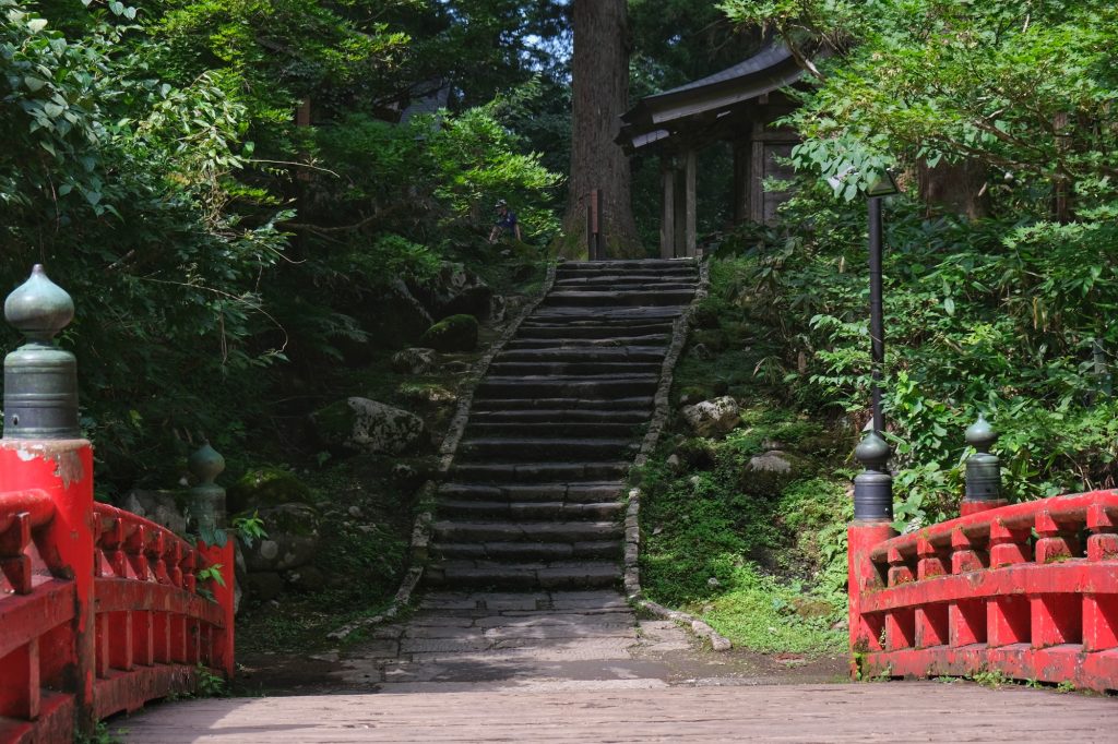 Le pont rouge et les escaliers du Haguro San