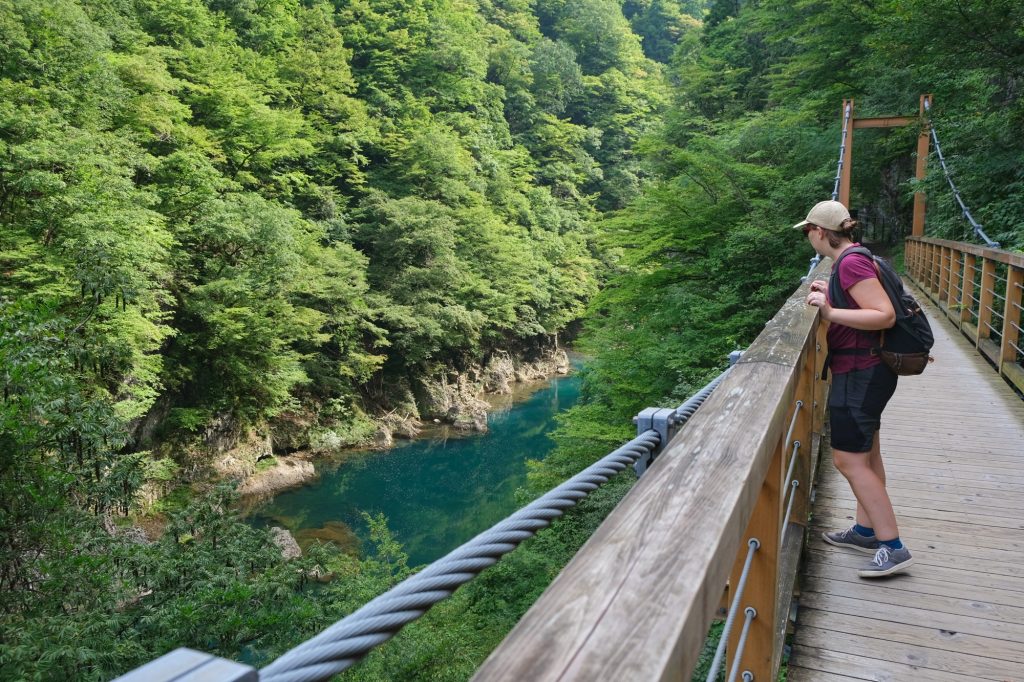 Claire profite de la vue sur les gorges de Dakigaeri