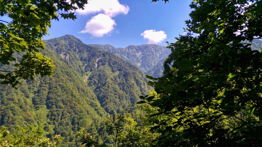 Vue sur les montagnes des Alpes Japonaises pendant une randonnée