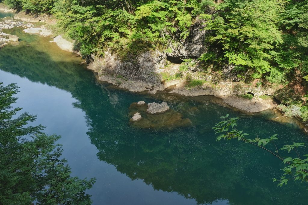 Reflet dans l'eau des gorges de Dakigaeri