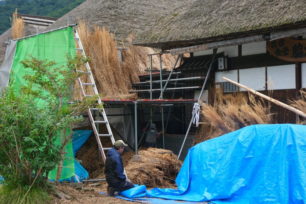 Rénovation d'un toit de chaume