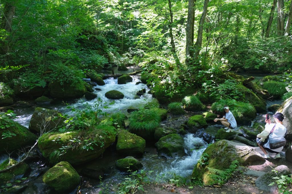 Les touristes se prennent en photo au bord de la rivière